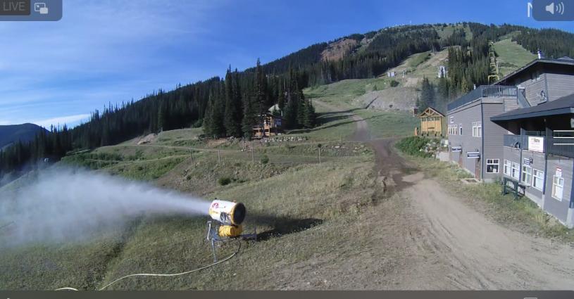 阿佩克思山村使用人工造雪机来抵御山火。推特@llikemoyd