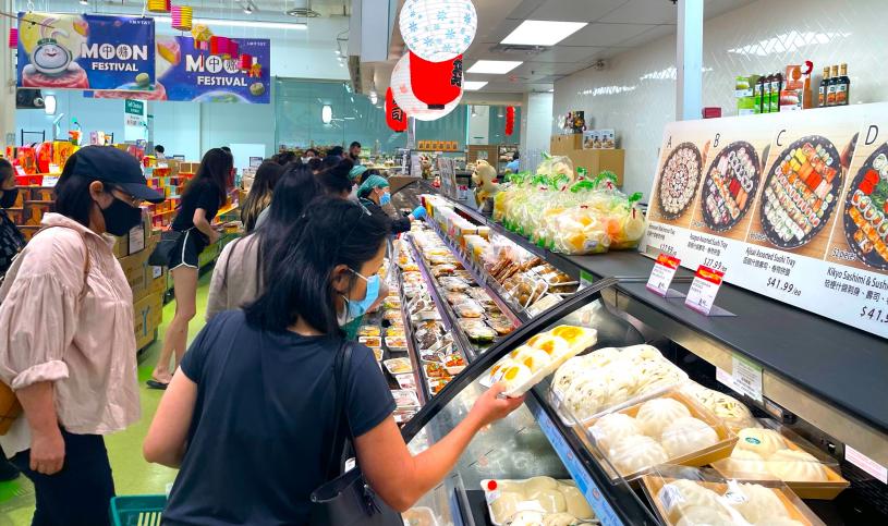 市民在搶購超市關門前的特價菜。星島記者王弘樹攝
