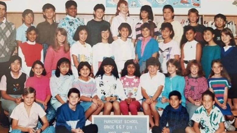 卓慧思曾分享一张来自Parkcrest小学7年班时的照片。在照片中，她身穿粉色毛衣，于中间排左数第二位。	Parkcrest小学
