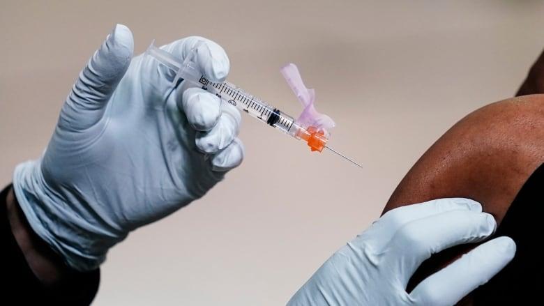 加拿大剛剛批准了一種更新版的新冠疫苗，以針對第一個具有高度傳染性的奧密克戎變種，預計將在幾天內開始接種。加通社