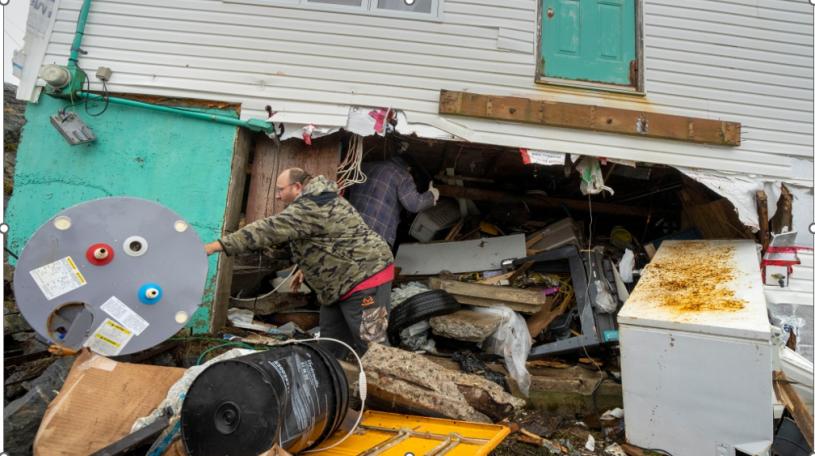 颶風菲奧娜今年9月 24日肆虐紐芬蘭—拉布拉多省，Burn Island一處民宅摧毀，男戶主在9月 27清理廢物。  （加通社）