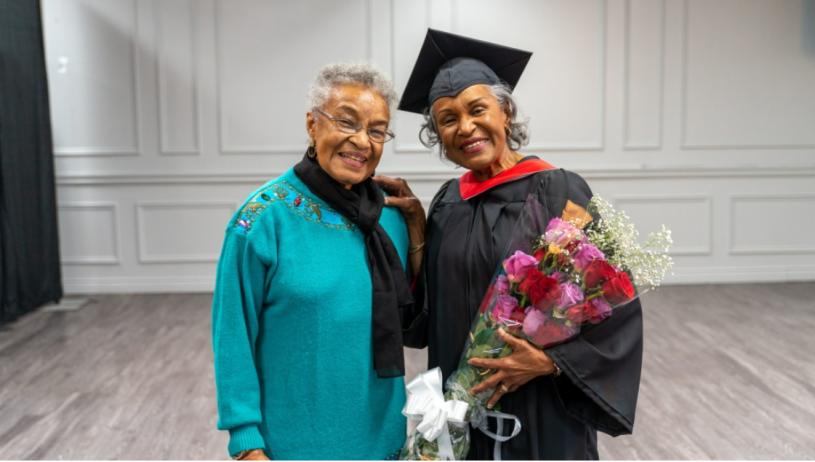 85歳的安格林（右）取得約克大學文學學士學位，與她的妹妹林多合影。（圖片: 受訪者提供）
