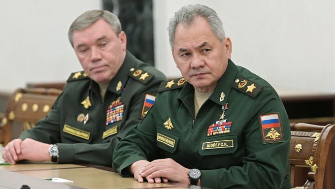 俄国防部长绍伊古（右）、参谋总长格拉西莫夫（左）传将被撤换。路透资料图