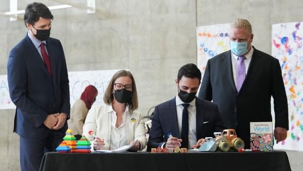 加拿大總理杜魯多（左）今年3 月28日與安省省長福特（右）在賓頓市出席簽約儀式，安省同意推行十元日託計劃。（加通社）