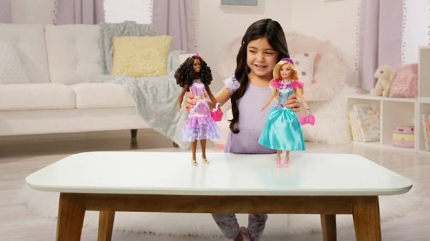 美泰儿公司周四推出新款童年娃娃，适合小至3岁的孩童把玩。娃娃身高13.5吋，腰围加寛、胸部曲线减低，内衣走平实肤色路线，不用更换。（美联社）