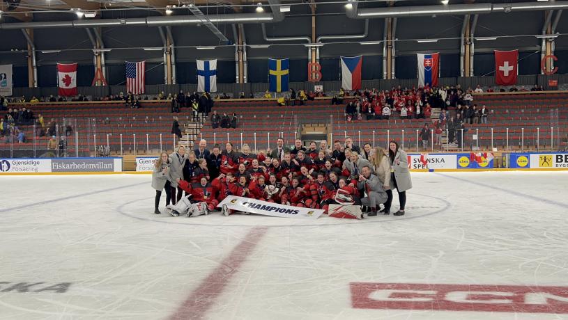 加拿大再于冰球场上展现统治力。周日（15日）在瑞典厄斯特松德举行的世界U18女子冰球锦标赛上，加拿大队以 10-0 击败瑞典队，成功卫冕。国际冰球联盟Twitter