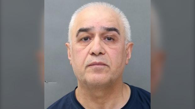 58歲男子Mandoh Mojtavi被控多項露體及滋擾他人罪。（圖：多倫多市警隊提供）