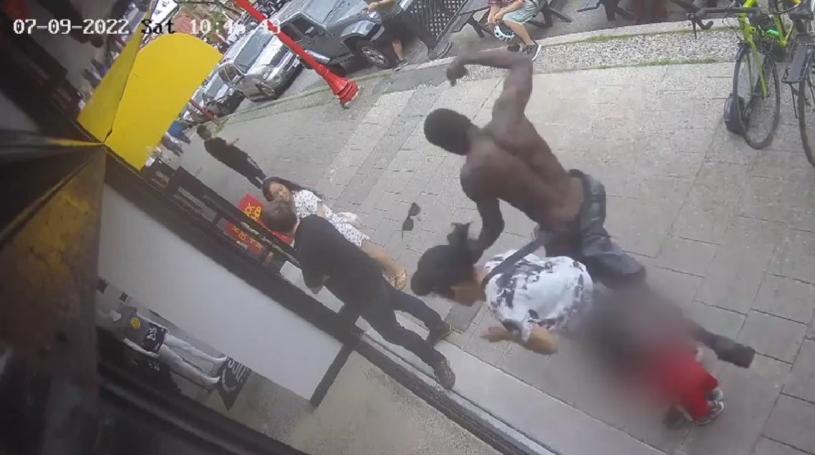 男子在華埠把一名母親撞至向前跌倒，太陽眼鏡被撞飛。（溫哥華警方視頻截圖）
