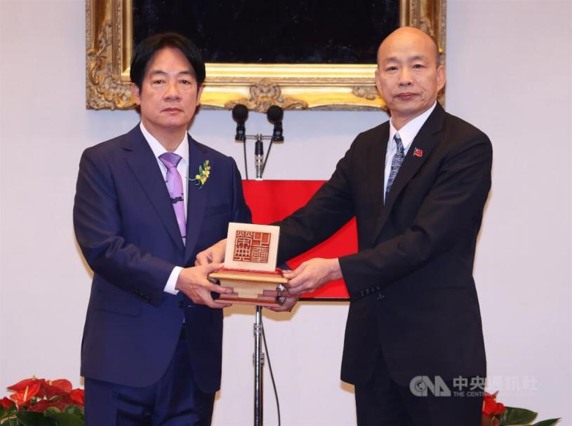 新總統賴清德 (左) 宣誓後，從立法院長韓國瑜 (右) 手中接過官式壐印