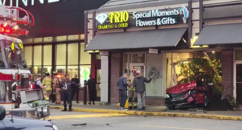 紅色車撞進了花店  (圖：Matthew T./via CTV)