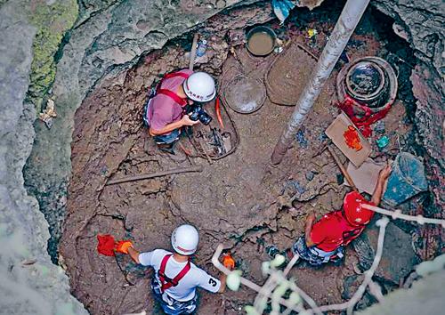 工作人员正在广西桂林酒海井底挖掘。互联网