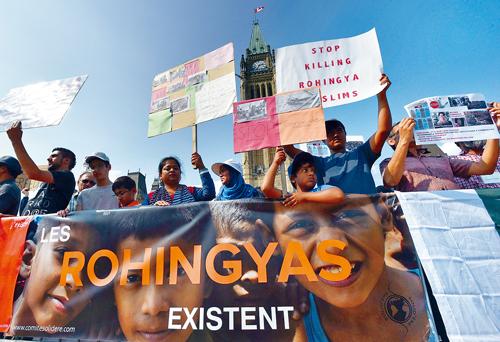示威者高举标语声援缅甸罗兴亚人。 加通社