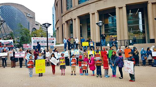 一群示威者在温哥华举行集会，要求联邦政府介入缅甸罗兴亚难民危机。News1130