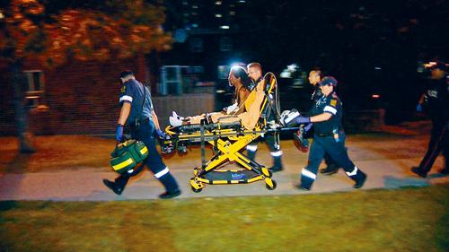 中枪男子，由救护车送往创伤中心抢救。 
Global News