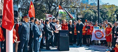 安省省长韦恩与中国驻多伦多总领事何炜昨日在省议会一起主持中国国庆日升旗礼时发表贺词。