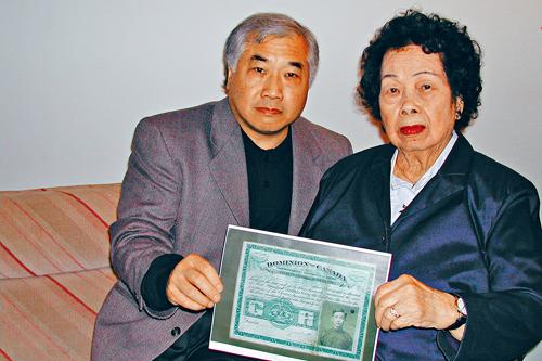 Quen Chow Lee（右）手持丈夫支付人頭稅的證書。 星報