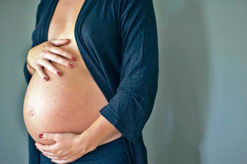 报告指近年兴起孕妇在水中产子的分娩方式存在风险。资料图片