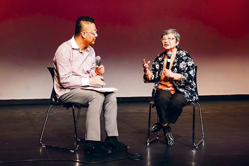 电台节目主持人王一民（左）与颜太太（右）分享关顾者的辛酸经历。