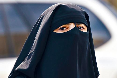 穆斯林妇女在新法例生效后，将不能遮盖脸部乘搭巴士。加通社