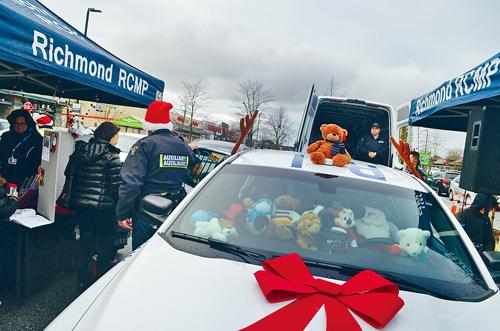 列市騎警的警車，不到半小時就被市民捐贈的新玩具「塞爆」。
張譽攝