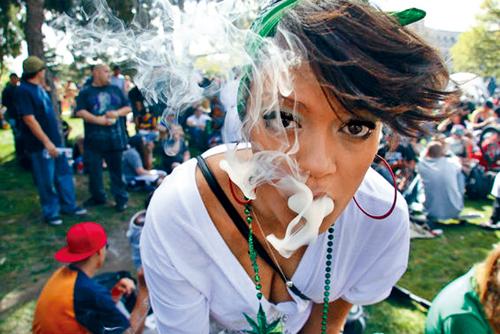 目前没有一个适合测试大麻THC含量的仪器。图为一女生吸食大麻。 资料图片