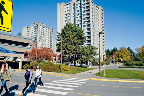 邻近卑诗大学的温市租客，近7成难以负担居住成本。图为UBC附近高层柏文林立。 资料图片