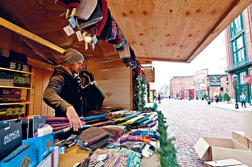 市集内有摊子售卖保暖衣物，让民众过温暖圣诞。星报