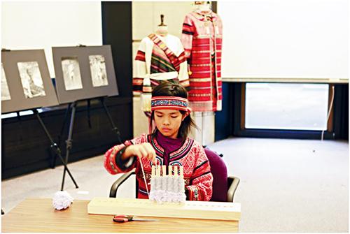 泰雅族國家指定傳承人羅娜．弗耐現場展示泰雅織造技藝。