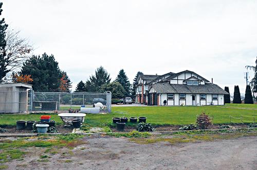 伯格農莊北側，是女農夫伯格居住的獨立屋。圖左側為雞舍。李群攝