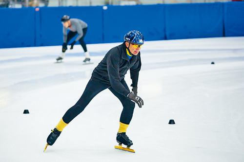 7旬翁每周練速度滑冰 堅持8年拒當最慢玩家