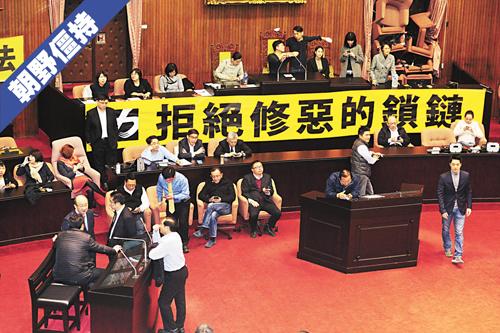时代力量立委黄国昌等人5日将自己反锁在立法院议场，民进党与国民党立委随后也冲进议场，三方在议场内僵持。中央社
