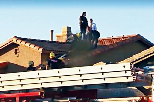 消防人員到達屋頂時發現跳傘者已身亡。
 Global News