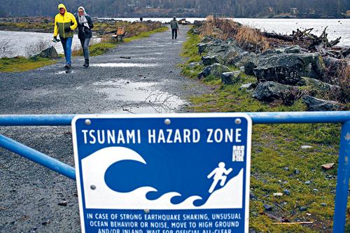 卑詩省周二向多個沿岸地區發出海嘯警報。圖為蘇克區（Sooke）一個海嘯警報告示。加通社