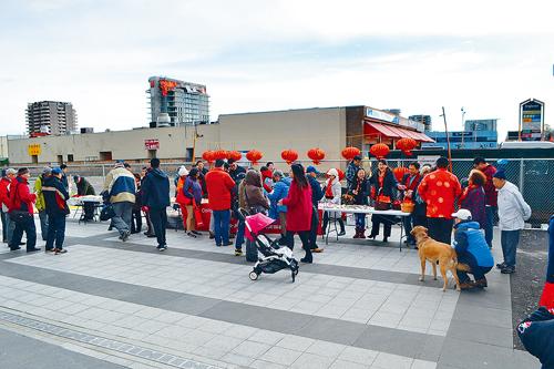 有华裔新移民群组，周六自动在列治文天车总站外举办春节日祝活动。冯瑞熊摄