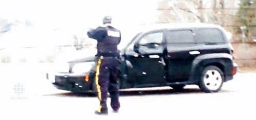 警员向嫌犯举枪。  CBC