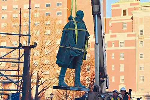 康沃利斯雕像被移走。  CBC