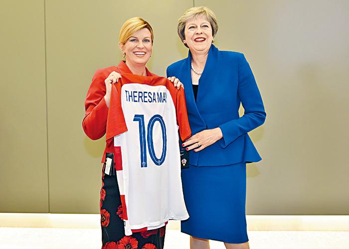 ■克羅地亞女總統基塔羅維奇（左）早前出席北約峰會，向英格蘭首相文翠珊送上克羅地亞球衣。