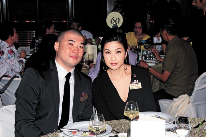 ▲身为东华总理的蔡加怡，是夜以一身黑色Deep V晚装，与丈夫陈汉骢恩爱到场。