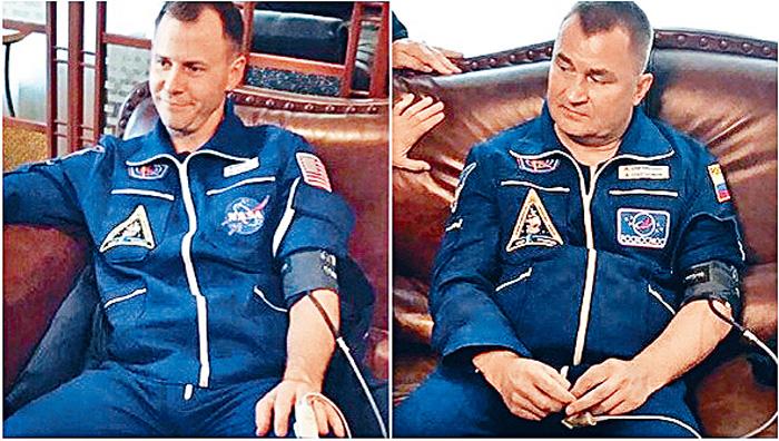 ■美國太空人黑格（左）和俄國太空人奧夫奇寧獲救後接受醫療檢查。　法新社