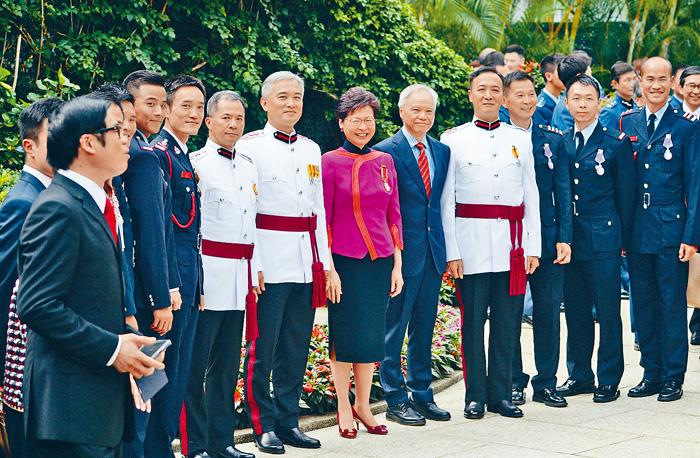 消防處多名人員領英勇勳章當之無愧，林鄭月娥、林兆波和處長李建日同聲恭賀。