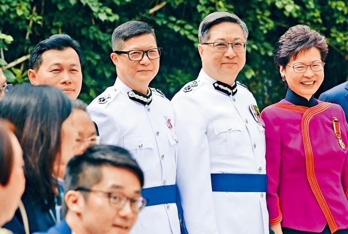 警務處行動處處長鄧炳強（左二）與退休助理處長許鎮德（左）獲頒授香港警察卓越獎章，與特首（右）及警隊一哥盧偉聰合照。