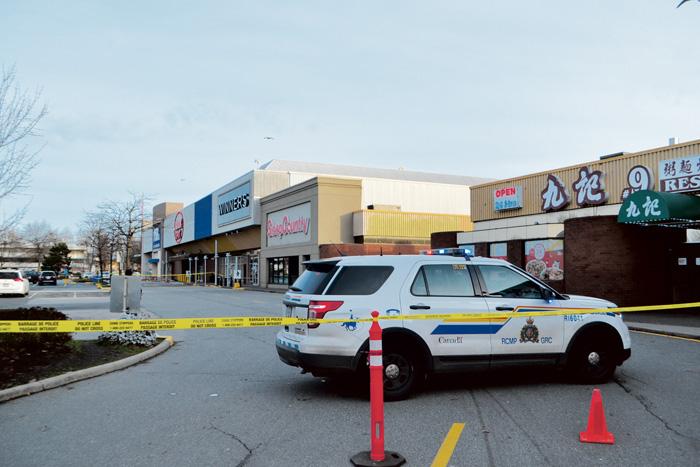 ■警方大面积封锁兰士登商场停车场进行调查。