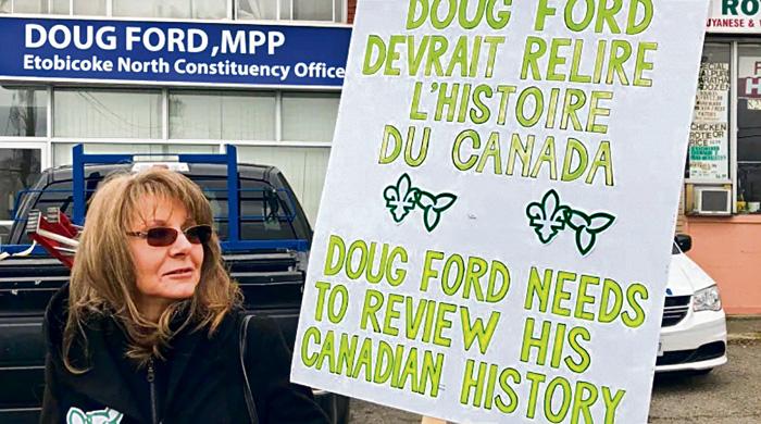 ■示威者举起标语牌，要求福特重新认识加国历史。CBC
