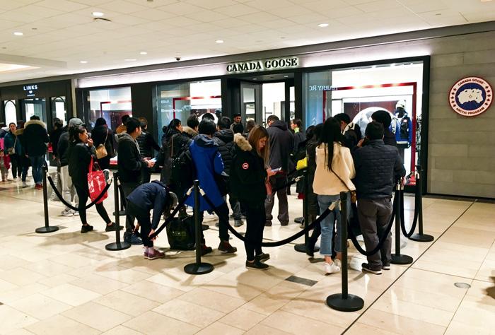 ■太平洋中心加拿大鵝專賣店門外，周六出現等候入店選購的人龍。