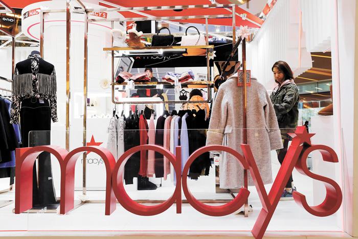 去年底，梅西百貨上海快閃店吸引了消費者選購商品。資料圖片