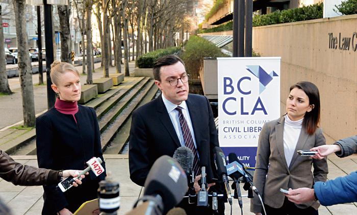 ■佩特森（中）及BCCLA两位法律顾问，周一称联邦新法案仍令人担忧。