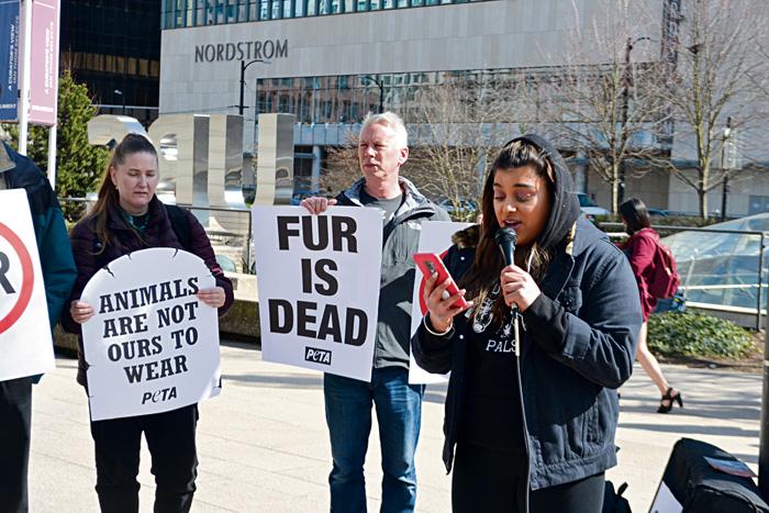■抗議者發言呼籲民眾共同抵制加拿大鵝產品。