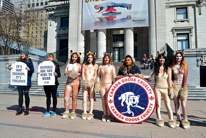 ■5位幾乎裸身的抗議者全身塗滿彩繪，吸引民眾關注。