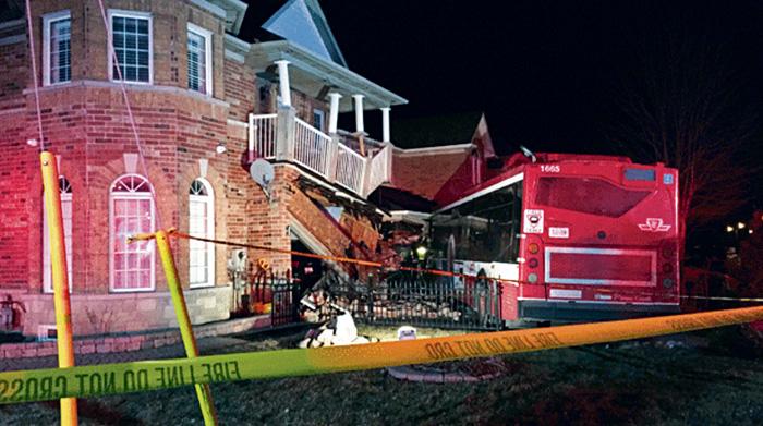 ■巴士失事連撞兩間獨立屋，對房屋造成嚴重損毀。 CBC
