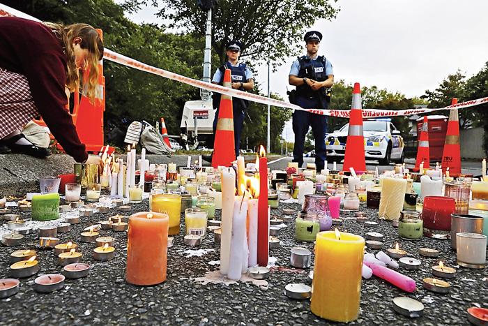 ■新西蘭上周發生恐怖襲擊，圖為當地民眾燃點燭光悼念死難者。民調顯示，大多加拿大人較以往更重視打擊恐怖主義。美聯社